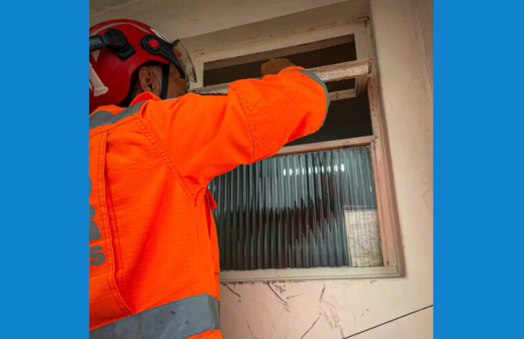 Bombeiros de Januária resgatam idosa que passou mal no banheiro