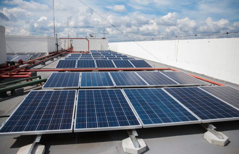 Brasil atinge recorde de 14 gigawatts de potência instalada de energia solar, diz Absolar.