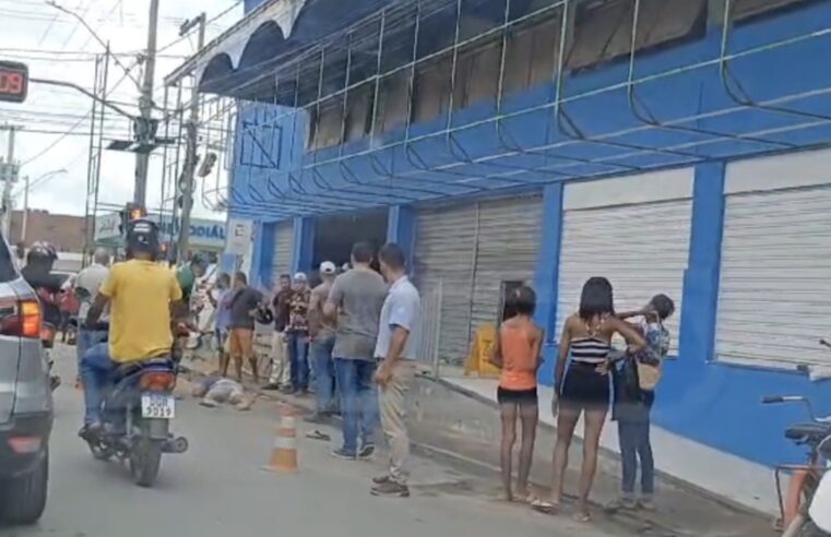 Pintor encosta escada na rede elétrica e sofre queda de 7 metros