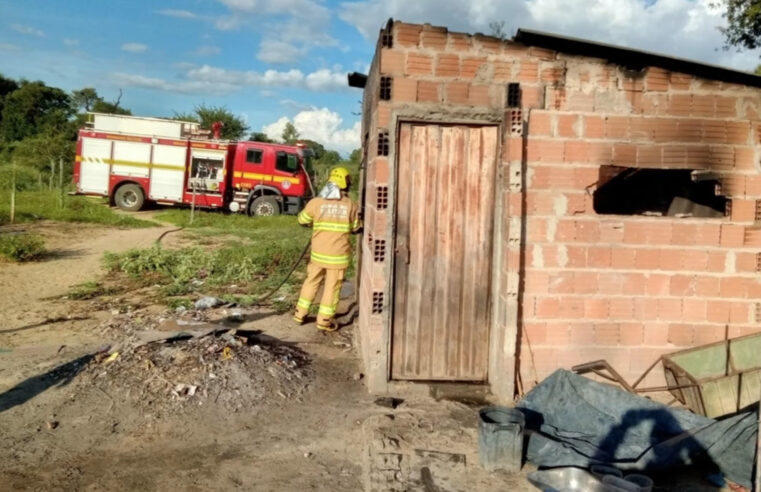 Bombeiros combatem incêndio em residência nas Moradeiras