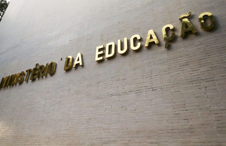 Secretário de Educação de Januária divulga comunicado e diz que município pagará o Piso Nacional