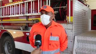 Bombeiros combatem incêndio em residência