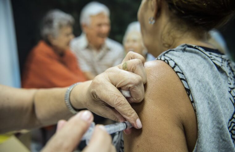 Covid-19 senadores criam projetos para punir quem furar fila da vacina