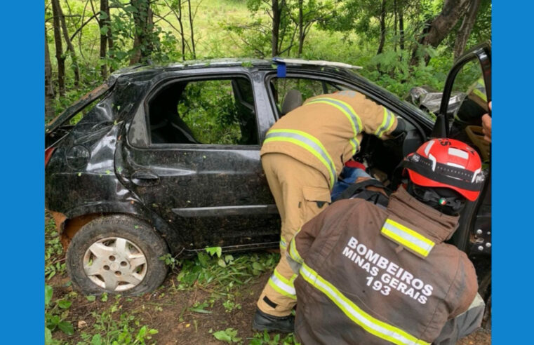 Bombeiros resgatam vítimas de acidente de carro