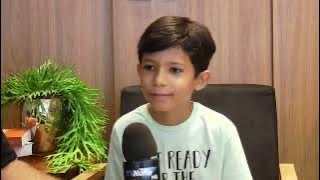 Garoto de 8 anos de idade canta hinos dos grandes clubes do Brasil