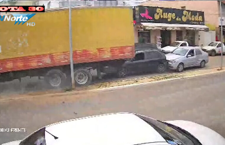 Confira imagens de caminhão desgovernado atingindo veículos
