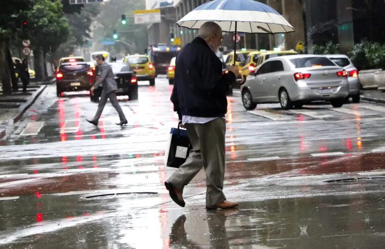 Previsão do tempo semana começa com alerta de tempestades em parte do país.