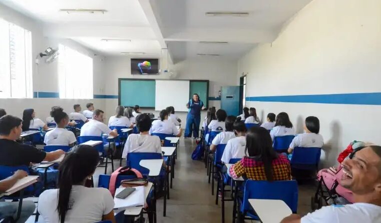 Professores enfrentam novos desafios após pandemia.