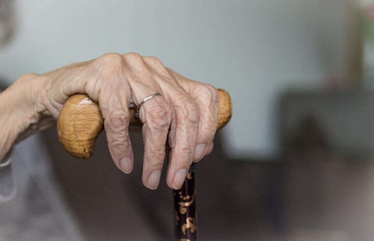 INSS idosos acima de 80 anos e pessoas com dificuldade de locomoção podem agendar prova de vida em casa