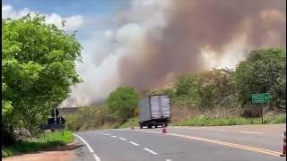 Rede de energia rompe e provoca incêndio e congestionamento na BR-135