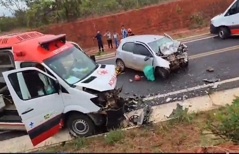 Dois homens morrem e quatro pessoas feridas após colisão entre ambulância do Samu e táxi