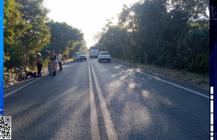 Ciclista invade contramão e acaba atingido por motocicleta