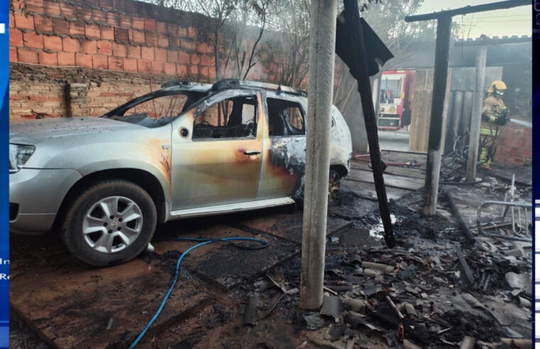 Incêndio em residência queima tudo, até um veículo