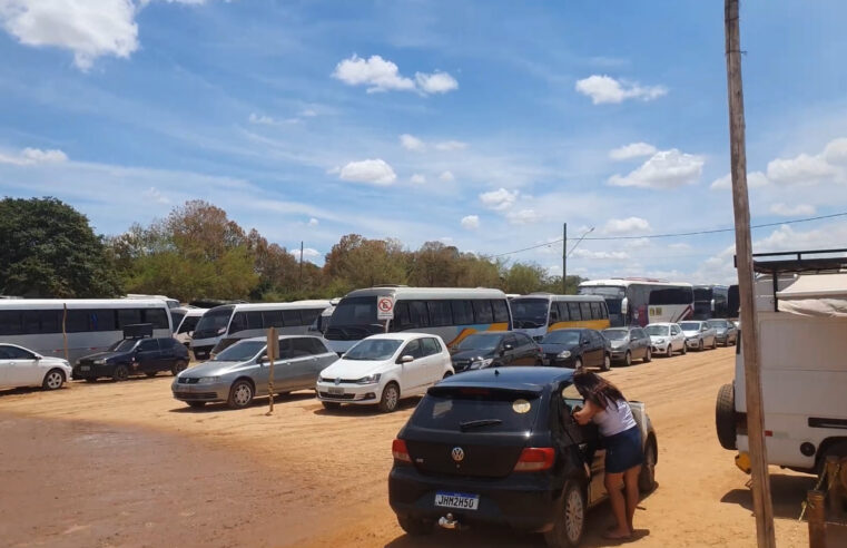 Ônibus de toda a região lotam a praia neste domingão