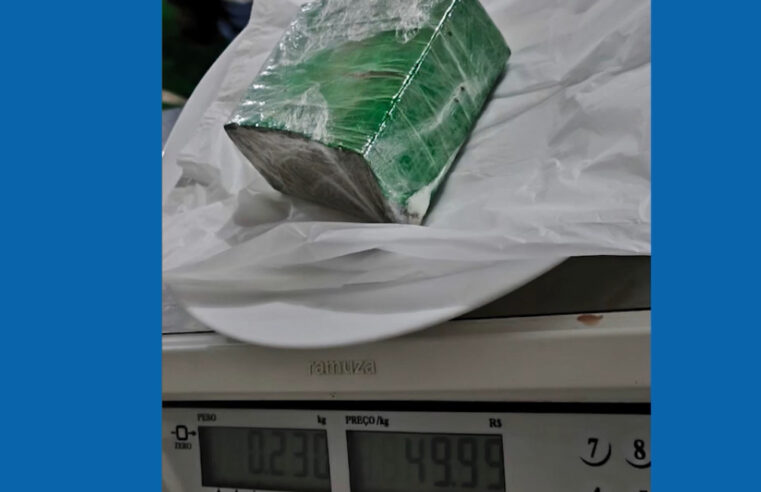 Homem fica nervoso durante abordagem da Polícia Rodoviária. Droga é encontrada