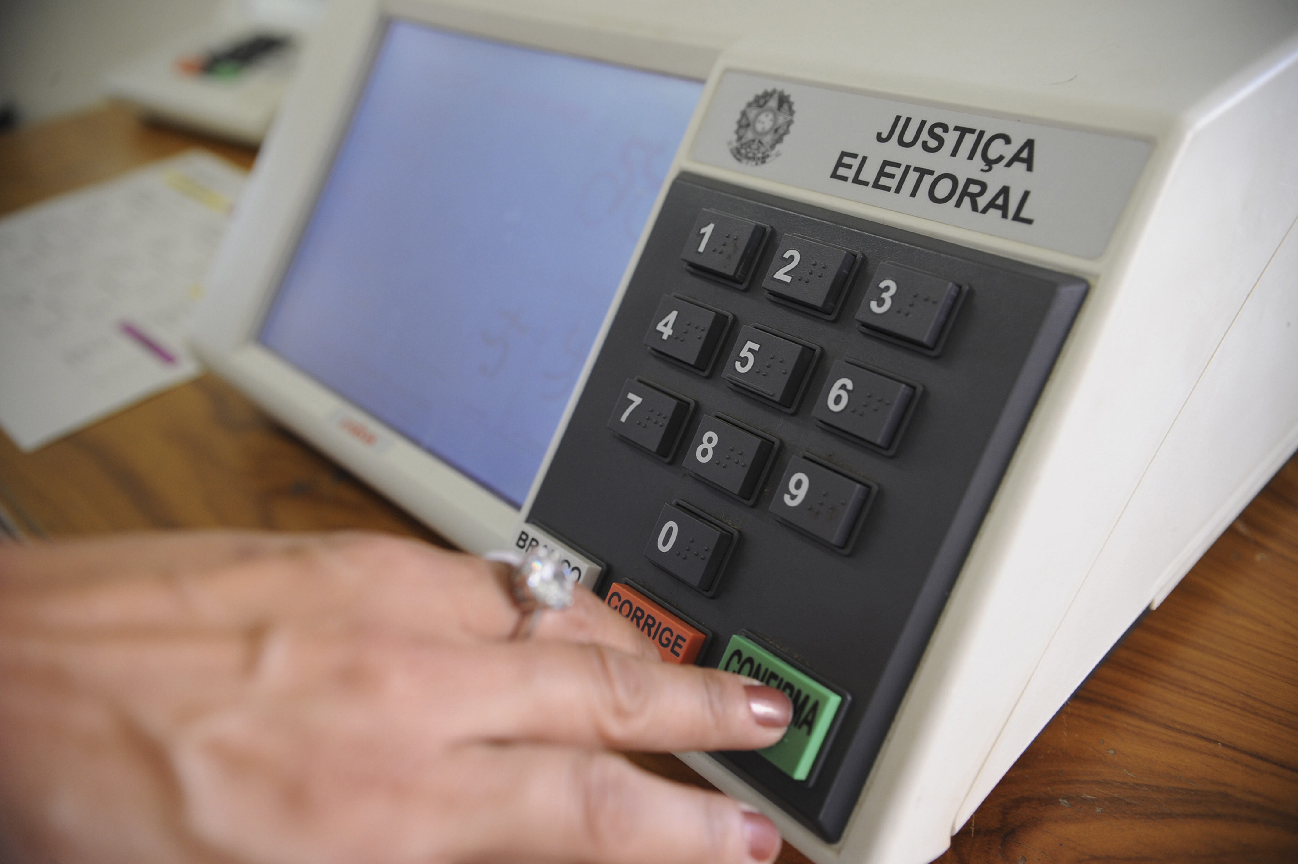 Interesse por política aumenta para 45% dos eleitores, revela pesquisa.