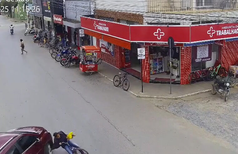 Veja as imagens de choque entre ciclista e carro em esquina da cidade