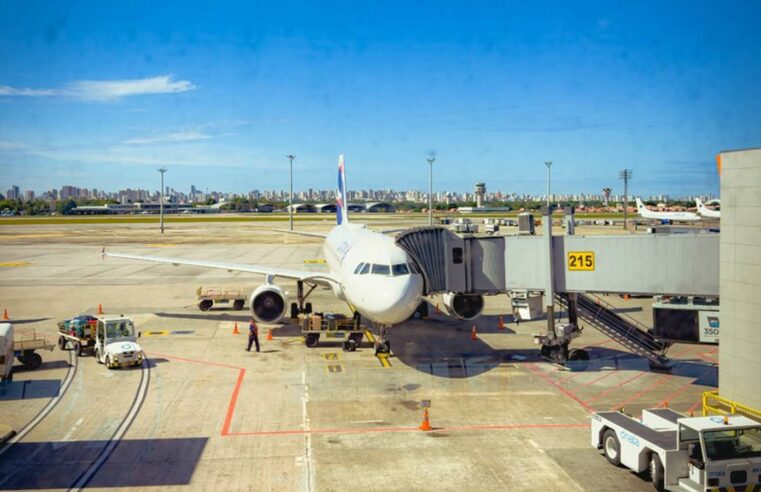 Companhias aéreas brasileiras que assumirem compromissos de descarbonização poderão acessar crédito para comprar querosene de aviação