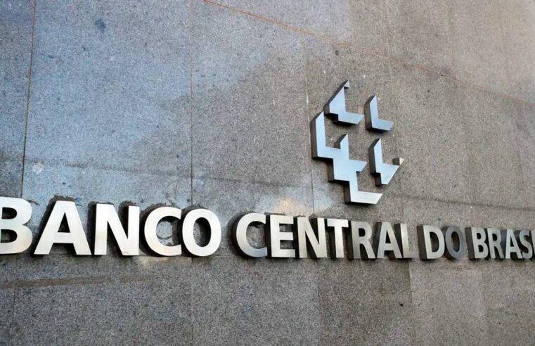 Bancos atendem ao público só até o dia 30