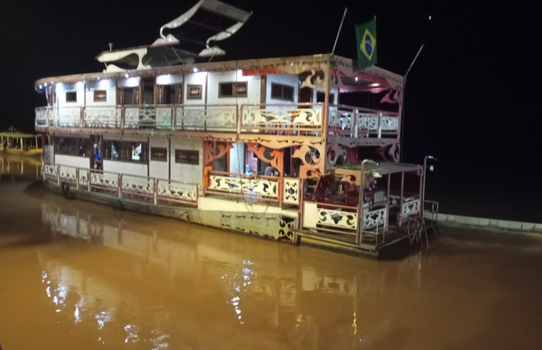 Grandioso barco faz sucesso descendo o São Francisco rumo a Bahia