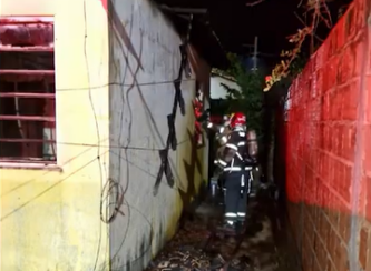 Incêndio em residência é combatido pelos bombeiros