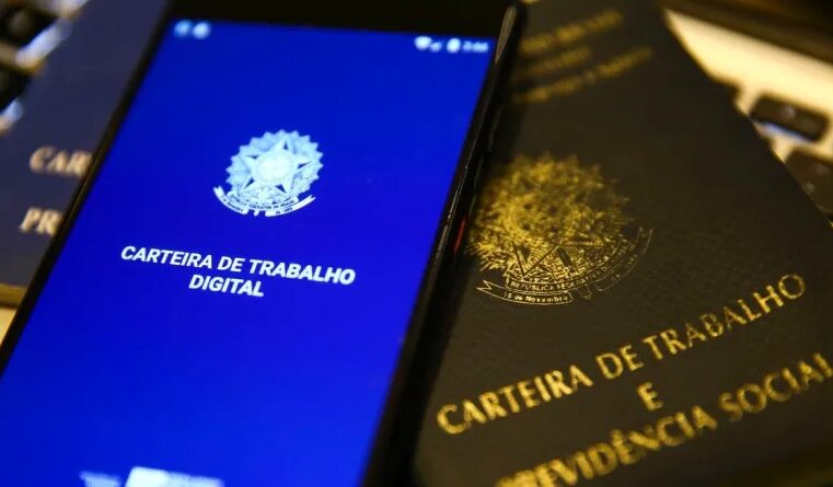 Taxa de desemprego cai no segundo trimestre de 2022, aponta IBGE.