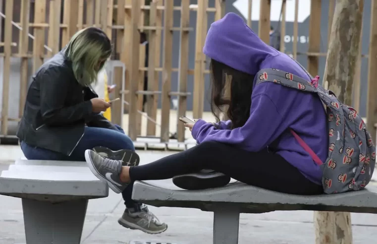 Celular em sala de aula: 86% dos brasileiros apoiam algum tipo de restrição no uso.