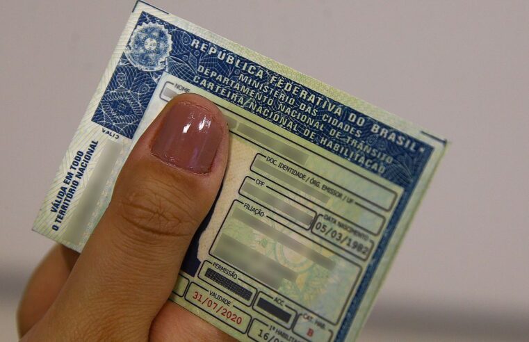 CNH prazo para conduzir veículos com carta vencida volta a valer por 30 dias.