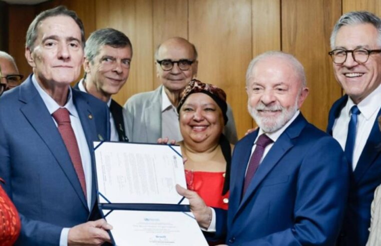 OMS entrega ao Brasil certificado de eliminação da transmissão vertical do HIV como problema de saúde pública