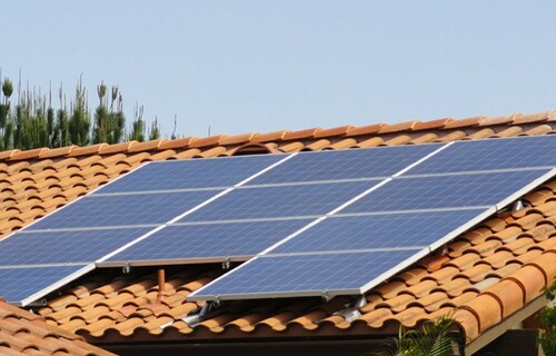 Energia solar responde por 15% da matriz elétrica brasileira, segundo Absolar.