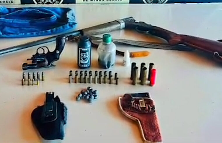 Arsenal apreendido pela PM. Arma curta e longa e muita munição. Confira!