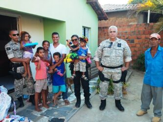 Agentes penitenciários de Januária ajudam família de detento que teve casa incendiada