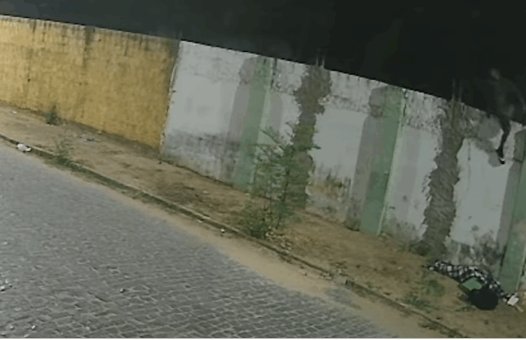 As imagens de homem que pulou o muro de asilo e furtou bens de idosos