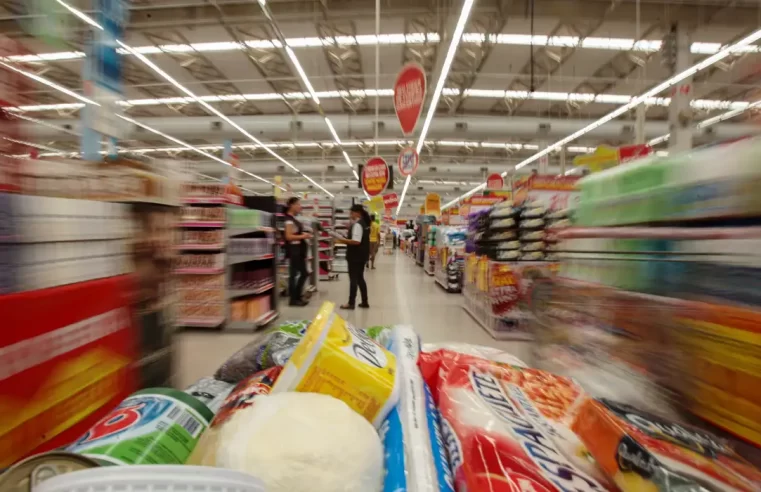 Inflação tem prévia negativa em agosto e recua para 4,95% em 12 meses