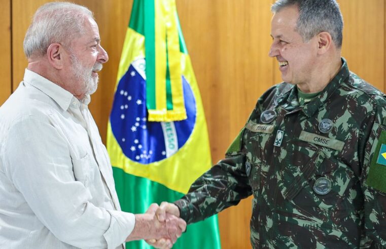 Para curar “fratura no nível de confiança”, Lula troca o comandante do Exército.