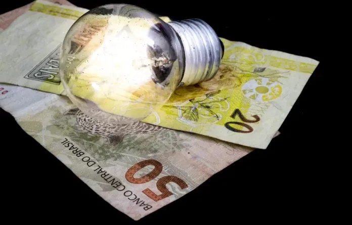 Conta de luz continua na bandeira verde em agosto.