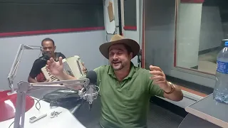 Forró come solto em programa de rádio. Olha só a animação!