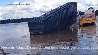 Caminhão boiadeiro carregado encalha balsa durante a travessia em Manga