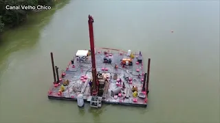 Ponte em construção em São Francisco tem primeiras estacas concretadas no leito do rio