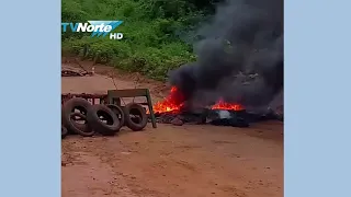 Manifestantes interrompem a MGC 479 em protesto por falta de asfalto. Ato ocorre em Tejuco, Januária