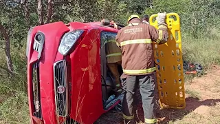 Capotamento de automóvel na via que liga Januária ao Bonito de Minas