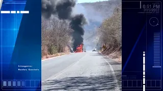 Caminhão pega fogo e incêndio atinge vegetação na BR 135, em Pedras de Maria da Cruz