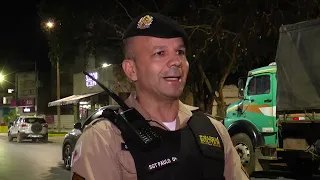 Condutor suspeito de embriaguez preso. Bateu em veículo estacionado