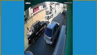 Homem entra em loja com faca, rouba e acaba preso