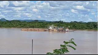 Rebocador empurra balsa de carga pelo Rio São Francisco