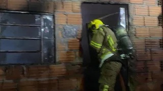Incêndio após abastecimento de moto destrói parte de residência