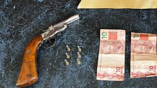 Polícia Militar apreende arma e desarticula ponto de drogas