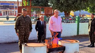 Bandeiras inservíveis são incineradas no Tiro de Guerra