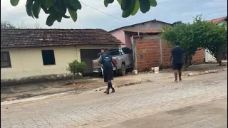 Caminhonete desgovernada atinge casa e idoso é ferido