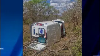 Ambulância capota e deixa três pessoas feridas